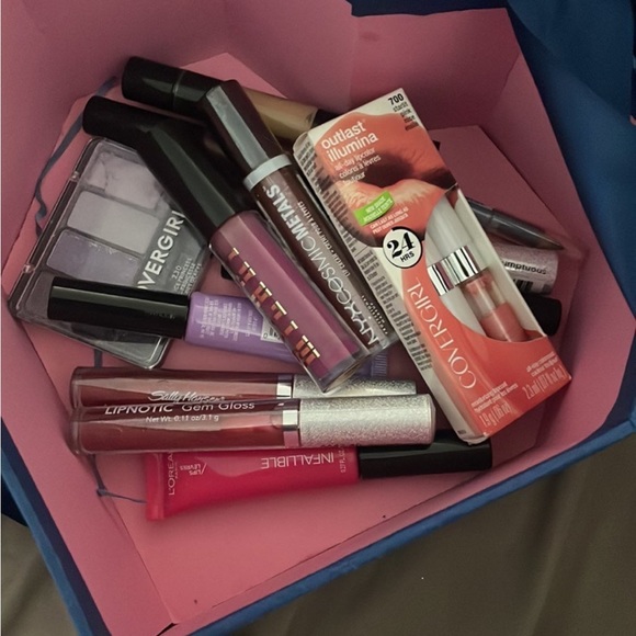 Bundle of makeup - Picture 4 of 6